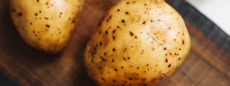 photo-of-potato-on-wooden-surface-4110462